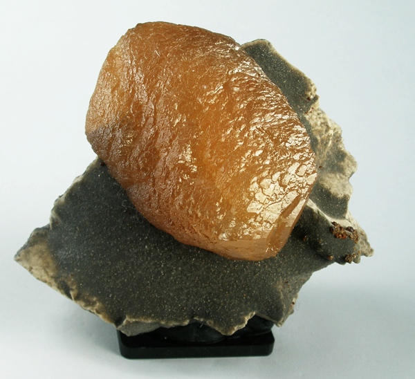 Honey Calcite: Rob Lavinsky, iRocks.com – CC-BY-SA-3.0 [CC BY-SA 3.0 (http://creativecommons.org/licenses/by-sa/3.0)], via Wikimedia Commons